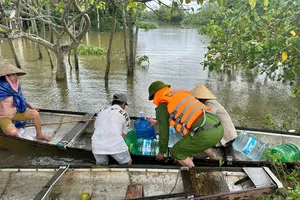Mưa lớn, lũ ở miền Trung tiếp tục diễn biến phức tạp