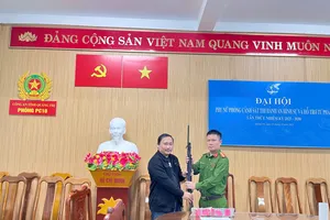 Mang súng lên công an giao nộp sau khi đi xem toà xử án 