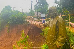 Công an, Biên phòng Quảng Trị trực chốt dưới mưa lũ bảo vệ người dân 