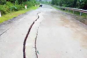 Vết nứt lớn trên đường Hồ Chí Minh nhánh Tây ở Quảng Trị