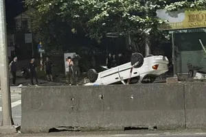 Ô tô lật ngửa trên quốc lộ, 1 người tử vong 