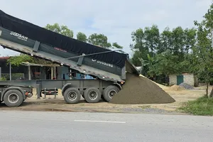 Tài xế lén đổ cát bên đường để đối phó cân tải trọng