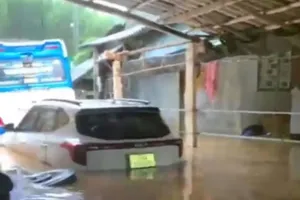 Lũ đổ về nhanh ở Quảng Trị, sơ tán khẩn cấp gần 800 người