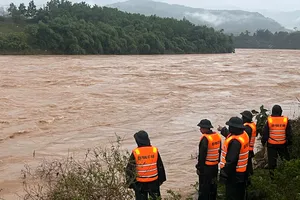 Nhiều lực lượng tìm kiếm tài xế xe container bị lũ cuốn mất tích