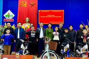 Thấy công an xã ‘nhận em nuôi’, mạnh thường quân xung phong hỗ trợ