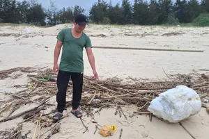 Đang đi nhặt củi thì phát hiện túi nilon nghi chứa ma tuý