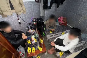 Cất giấu hàng trăm viên ma tuý trong căn phòng ẩm thấp