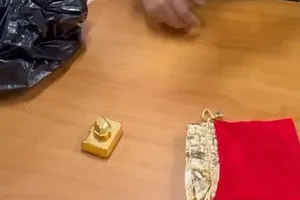 1 phụ nữ bị bắt tại trạm xe buýt cùng 13 lượng vàng lậu