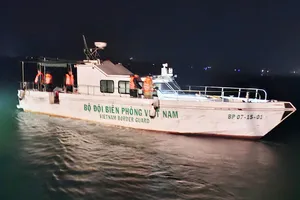 2 ngư dân gặp nạn được tàu Khánh Minh 09 và Biên phòng Quảng Trị cứu