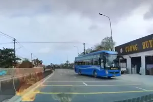 Cục CSGT chỉ đạo xử lý xe khách đi ngược chiều ở Quảng Trị 