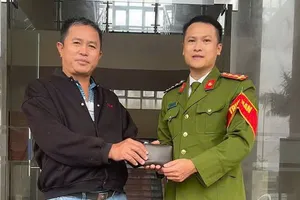 Nhận lại tài sản nhờ manh mối từ tờ giấy gửi hàng