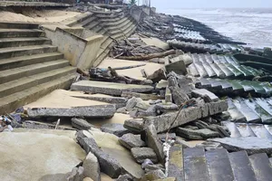 Kè biển Đồng Hới bị sóng đánh tan hoang nhưng chưa có tiền sửa chữa