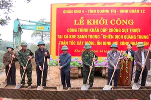 Khẩn trương hoàn thành kè chống sạt lở ở xã Khe Sanh