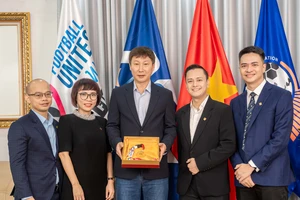 Tặng huấn luyện viên Kim Sang Sik huy chương làm từ 3 cây vàng