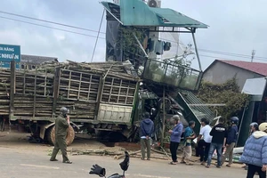 Xe tải lao vào nhà dân, 1 cháu bé tử vong
