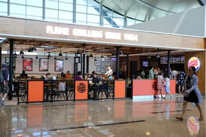 Ông Johnathan Hạnh Nguyễn lãi đậm nhờ bán hàng ở sân bay