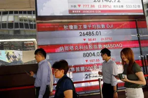 Một chữ ký của ông Trump khiến thị trường tiền tệ nhảy múa