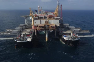 Việt Nam vừa giảm sốc giá xăng, giá dầu lại tiếp tục đổ sụp