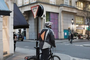 Hãng Ford thiết kế áo cứu mạng sống cho người đi xe đạp