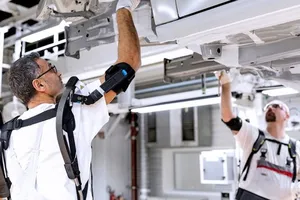 Các hãng xe đang biến công nhân thành người máy vì lý do này