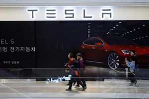 Người Hàn mê Tesla đến mức đá văng xe Hyundai