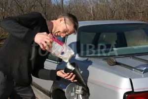 Khi bỏ đường vào bình xăng ô tô, chuyện gì xảy ra?