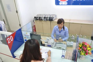 Tiền Việt Nam vẫn lên giá giữa cơn bão giá vàng