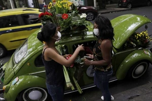 Chiếc xe con bọ đời 1969 cưu mang phụ nữ 