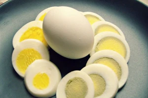 Lòng đỏ trứng có viền xanh lá cây, nên ăn hay bỏ?