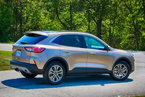 Ford Escape dừng sản xuất chỉ vì một thiết bị nhỏ