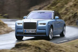 Vì sao nhiều người thích bỏ 'tiền tấn' mua xe hạng sang?