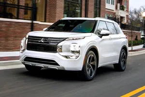 Mitsubishi Outlander ra mắt thế hệ thứ 4 có giá 593 triệu