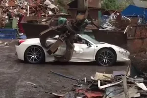 Cảnh sát bị kiện vì phá huỷ chiếc Ferrari