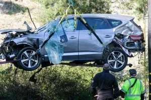 Tiger Woods gặp nạn nhưng mọi người lại chú ý đến chiếc xe 