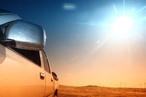 Vì sao ô tô nóng rất nhanh khi đậu dưới trời nắng?