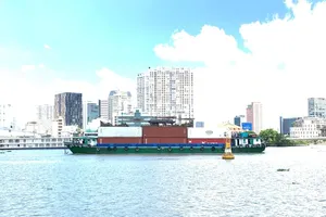 Giá cước vận chuyển container lên đến 12.000 USD