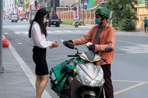 Vì sao tài xế công nghệ giao hàng cần được ưu tiên tiêm vaccine?