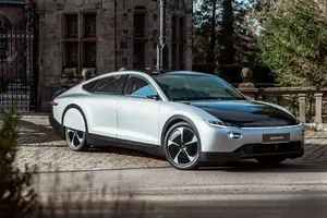 Bất ngờ với chiếc xe điện không bao giờ phải cần cắm sạc