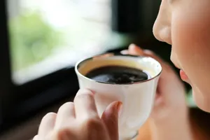 Uống 8 ly cà phê mỗi ngày có thể gây loãng xương