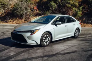 Vì sao Toyota Corolla luôn được người Việt thèm muốn hơn Toyota Vios?