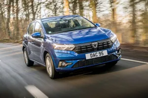 Vì sao nên mua chiếc ô tô châu Âu này thay vì xe máy SH 350i?