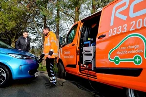 Chuyện gì xảy ra nếu ô tô điện hết pin giữa đường?