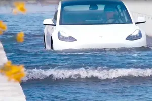 Ô tô điện có thể 'chấp hết' mọi loại nước ngập ở VN