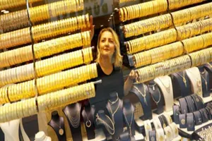 Giá vàng lao dốc không phanh