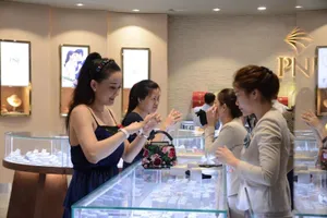 Giá vàng bay cao, người mua phập phồng lo thua lỗ