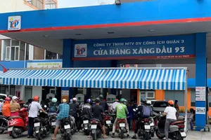 Giá xăng nhập tăng mạnh trở lại