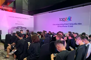 Cận cảnh người Việt đổ xô đi mua iPhone 15 lúc 0 giờ