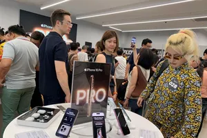 Vì sao giá vàng lên 80 triệu đồng/lượng, giá điện thoại iPhone 16 càng rẻ?