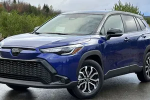 Toyota đi ngược thị trường: Xe càng lâu đời càng giữ giá?