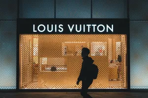 Ông Donald Trump vừa nói một câu, cổ phiếu hãng thời trang mà người Việt thích rớt thẳng đứng